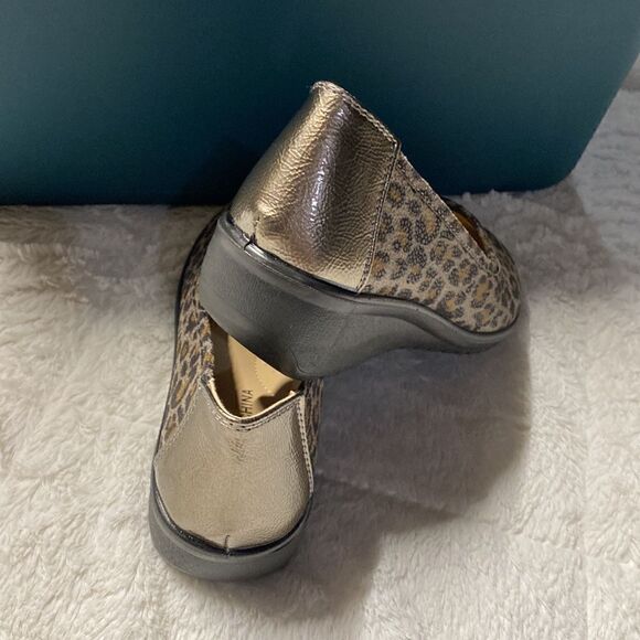 Brand New Leopard Print Loafers - 7W - Picture 3 of 3